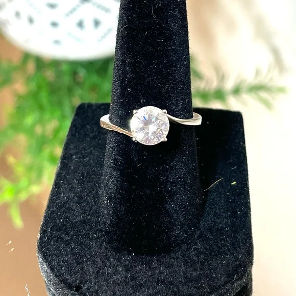 Sterling Silver Solitaire Ring w Clear Faceted Stone. Size 6 - Picture 6 of 11